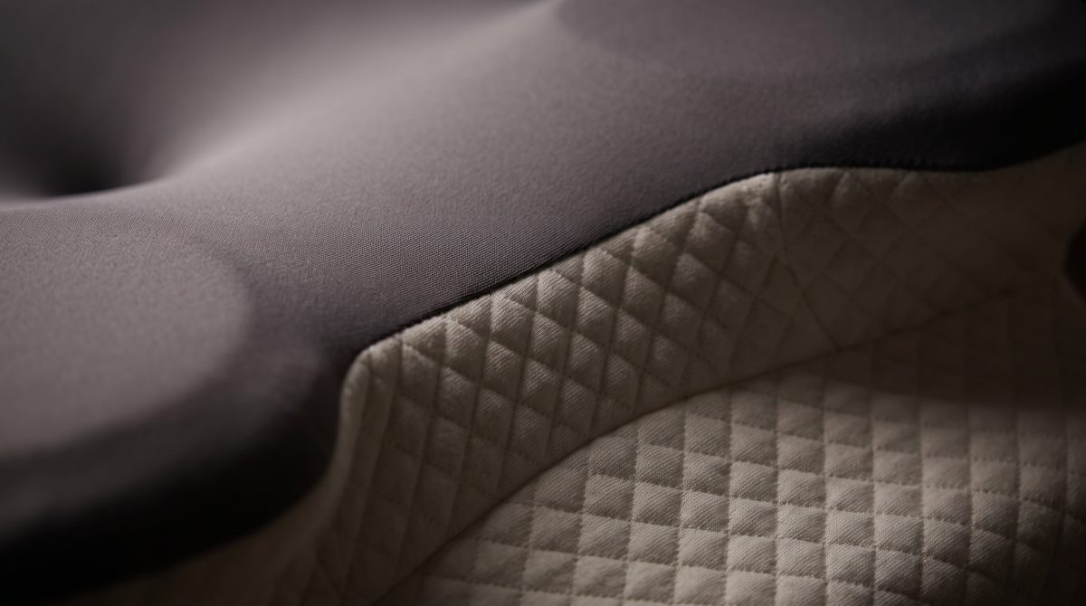 Nahaufnahme des Memory-Foam-Kerns mit der zweifarbigen Nahtkante